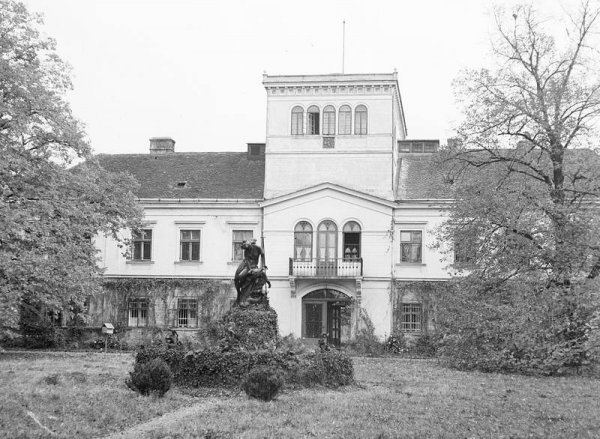 Das Hauptgebäude in den 1960-er Jahren.