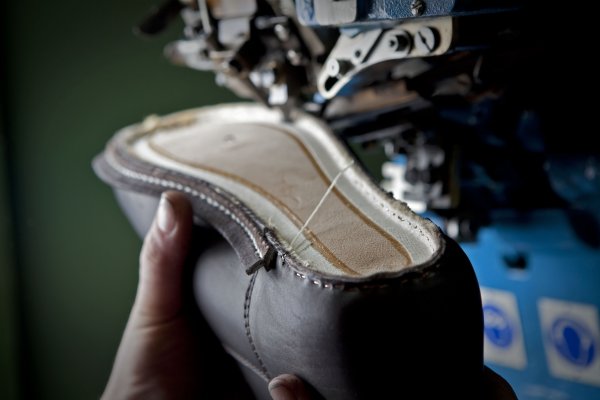Step 1: The upper leather and inner sole are sewn together with a continuous leather strip.