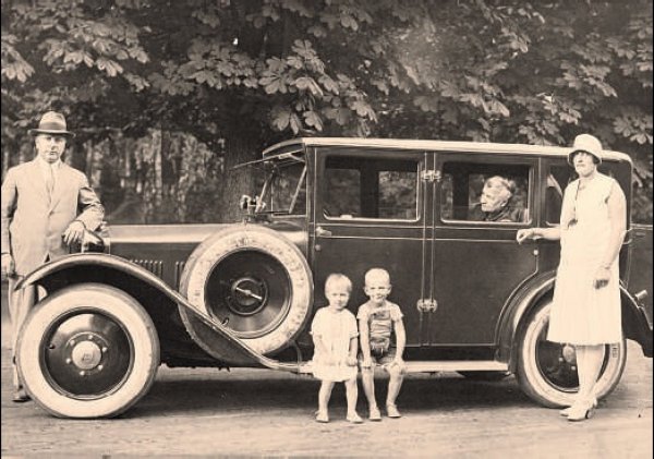 Ludwig Reiter II, his wife Stefanie, the children Edith and Ludwig III, his mother Anna; with the Automobile Steyr XVI Pullman, around 1932.