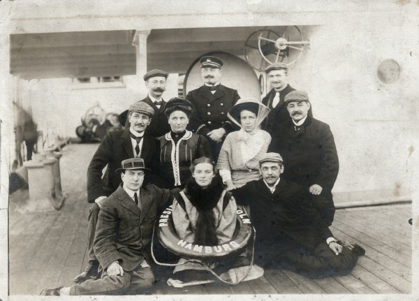 Ludwig Reiter II. (unten links) auf der Reise nach Amerika.